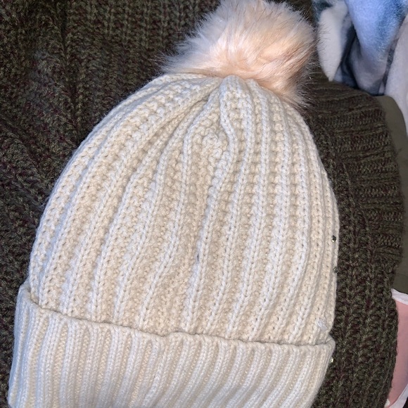 Pom Pom Hat! - Picture 2 of 2